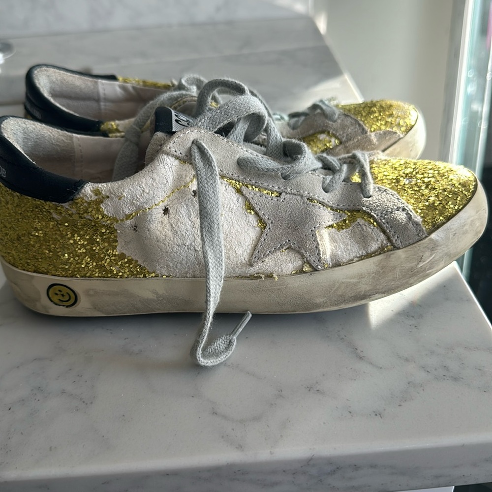 Size 32/US 1 Kid Glitter Superstqr lace up sneakers.